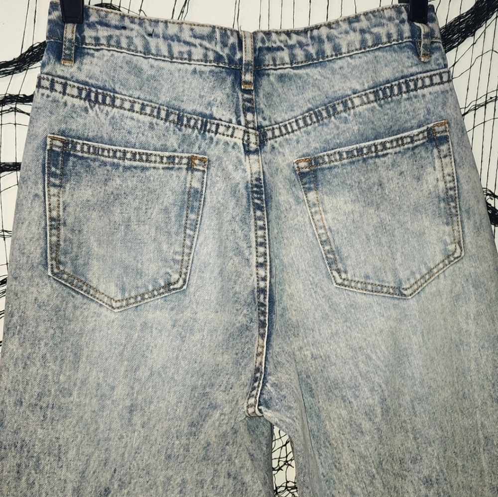 ✨️Womans Riot Light Blue Distressed High Rise Mom Jeans✨️ - Picture 5 of 6